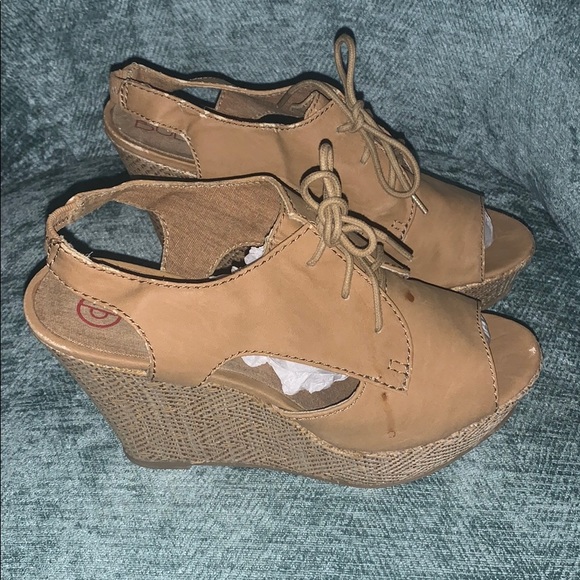 ❄️WINTER SALE PRICE $15❄️ Tan Wedge Sandals - Picture 3 of 7